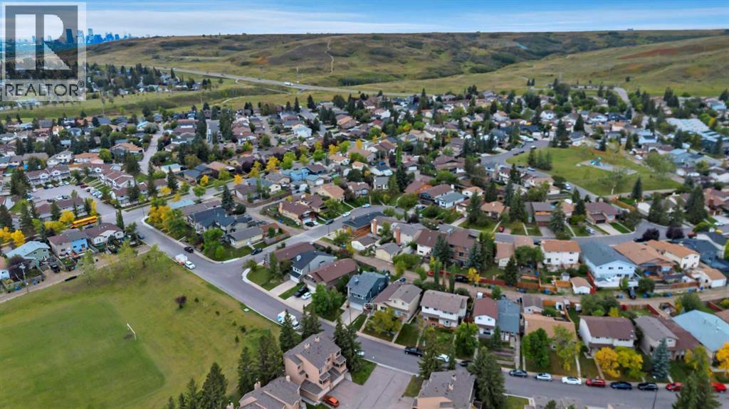 65, 70 Beacham Way NW, Calgary, Alberta  T3K 1R8 - Photo 12 - A2345799