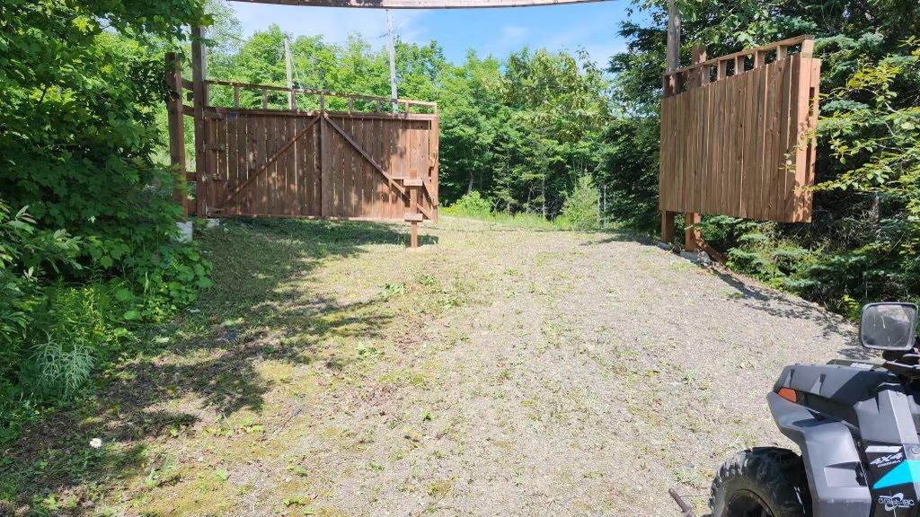 22 Ch. Benoit N. Notre-Dame-des-Bois Quebec Canada J0B2E0 4