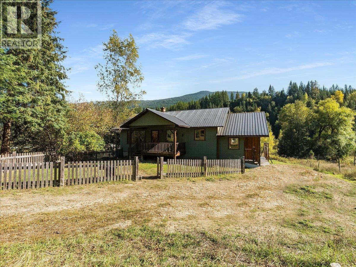 3168 Pass Creek Road, Crescent Valley, British Columbia