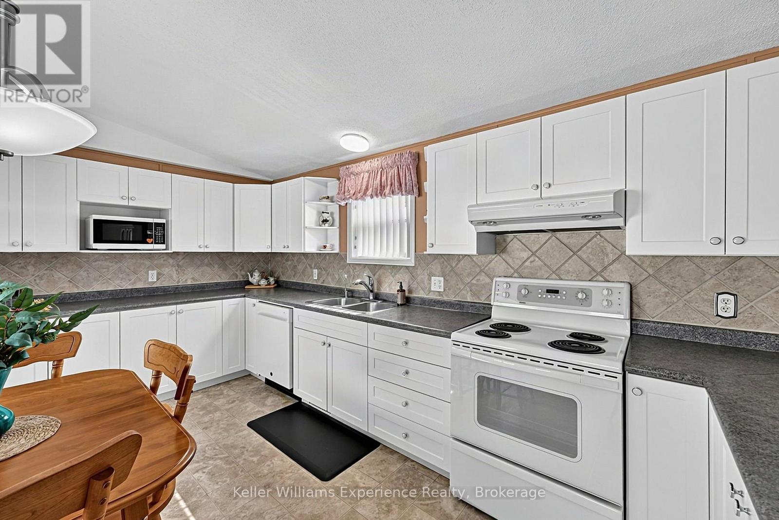 4052 Ash Crescent, Severn, Ontario  L3V 6H4 - Photo 7 - S13820646