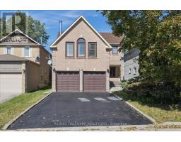 32 VALLEY CENTRE DRIVE, Toronto, Ontario