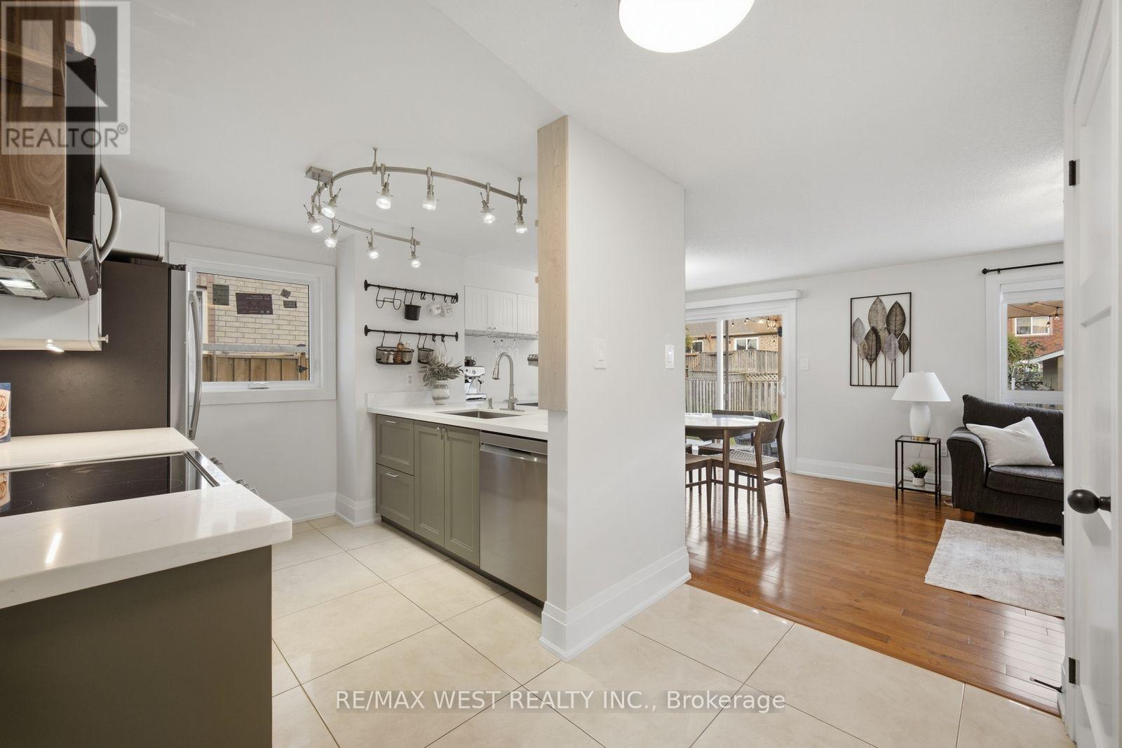 11 Ambler Bay, Barrie (Georgian Drive), Ontario  L4M 7A4 - Photo 6 - S13820682