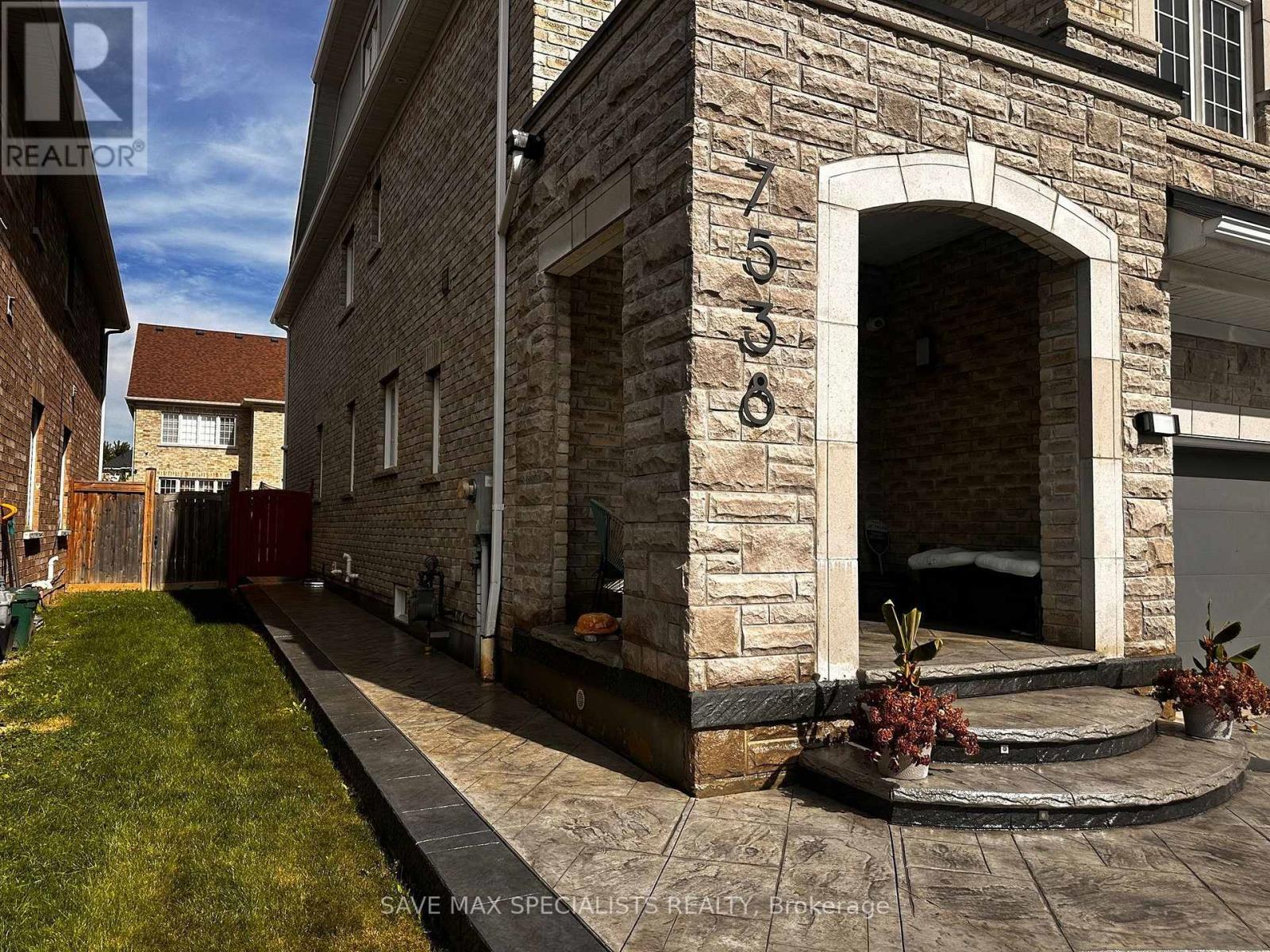 Main - 7538 Saint Barbara Boulevard, Mississauga, Ontario  L5W 0B6 - Photo 3 - W13820708
