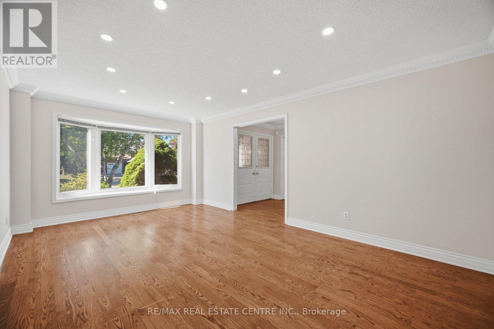 1572 Maple Ridge Drive, Mississauga, Ontario  L4W 3C8 - Photo 12 - W13820750