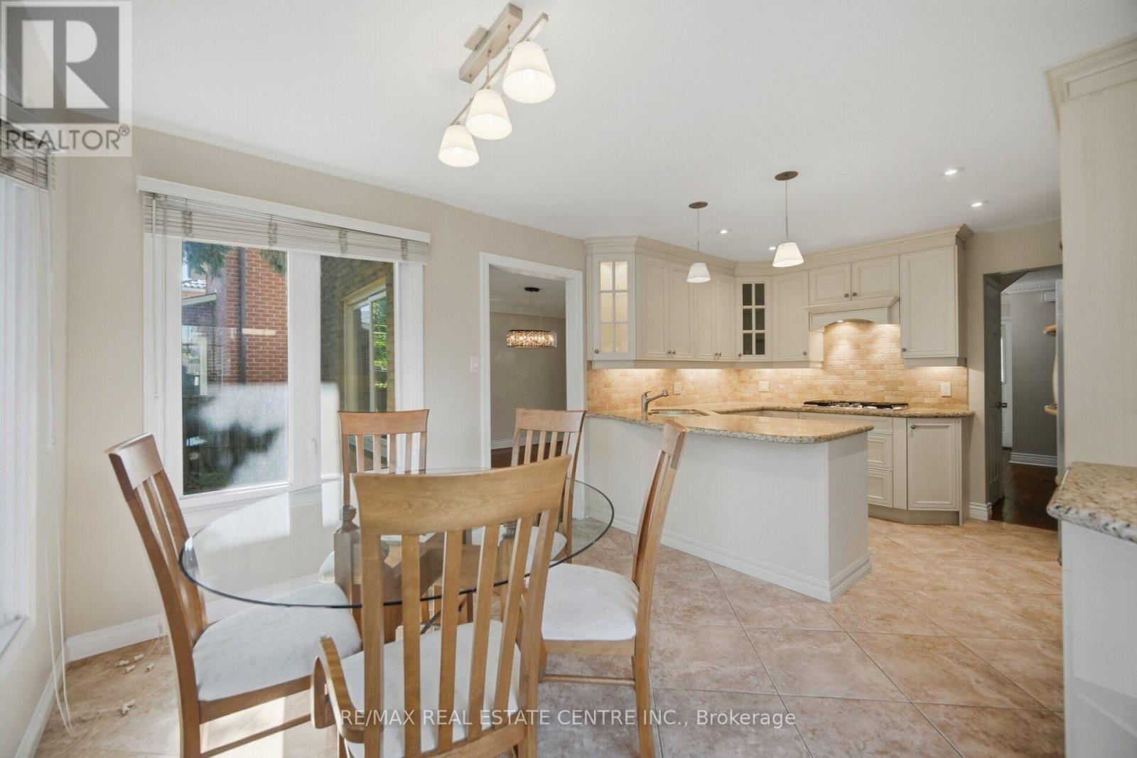 1572 Maple Ridge Drive, Mississauga, Ontario  L4W 3C8 - Photo 18 - W13820750
