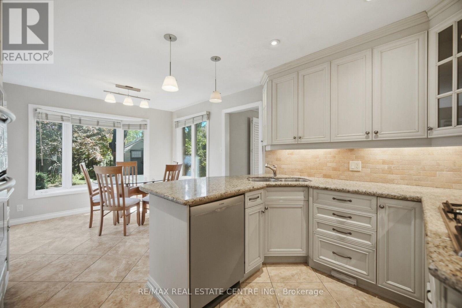 1572 Maple Ridge Drive, Mississauga, Ontario  L4W 3C8 - Photo 19 - W13820750