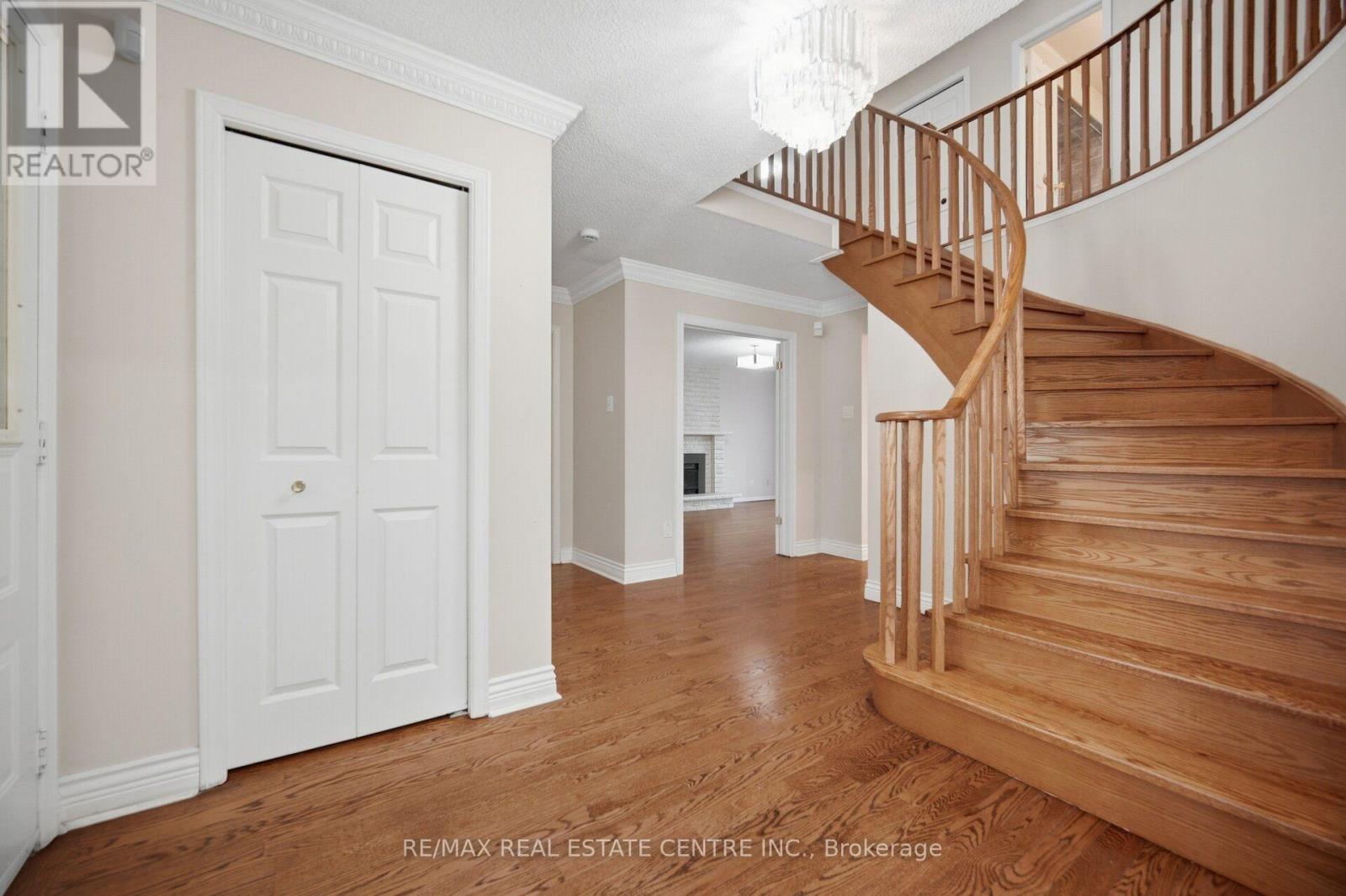 1572 Maple Ridge Drive, Mississauga, Ontario  L4W 3C8 - Photo 8 - W13820750