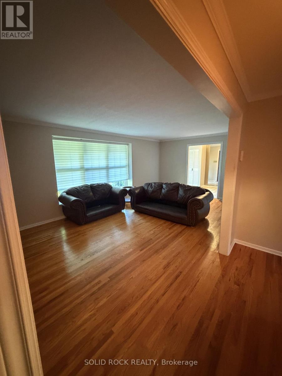 1953 Mulberry Crescent, Ottawa, Ontario K1J 8J8 - Photo 4 - X13820946