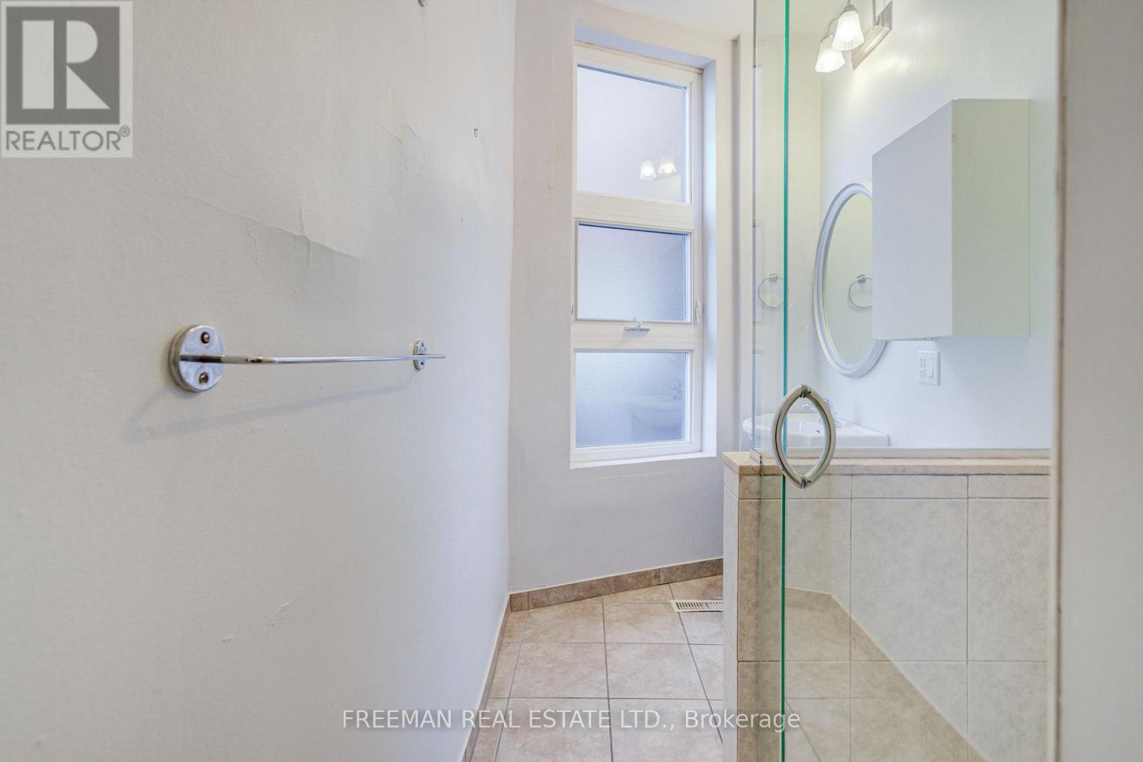 431 Manning Avenue, Toronto, Ontario  M6G 2V6 - Photo 12 - C13820916