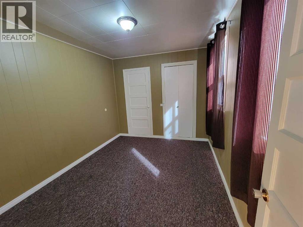 137 14 Street N photo 14