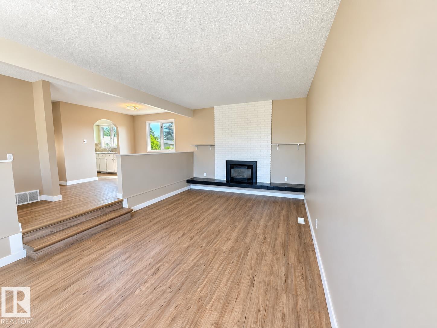 10439 36A Ave NW photo 2