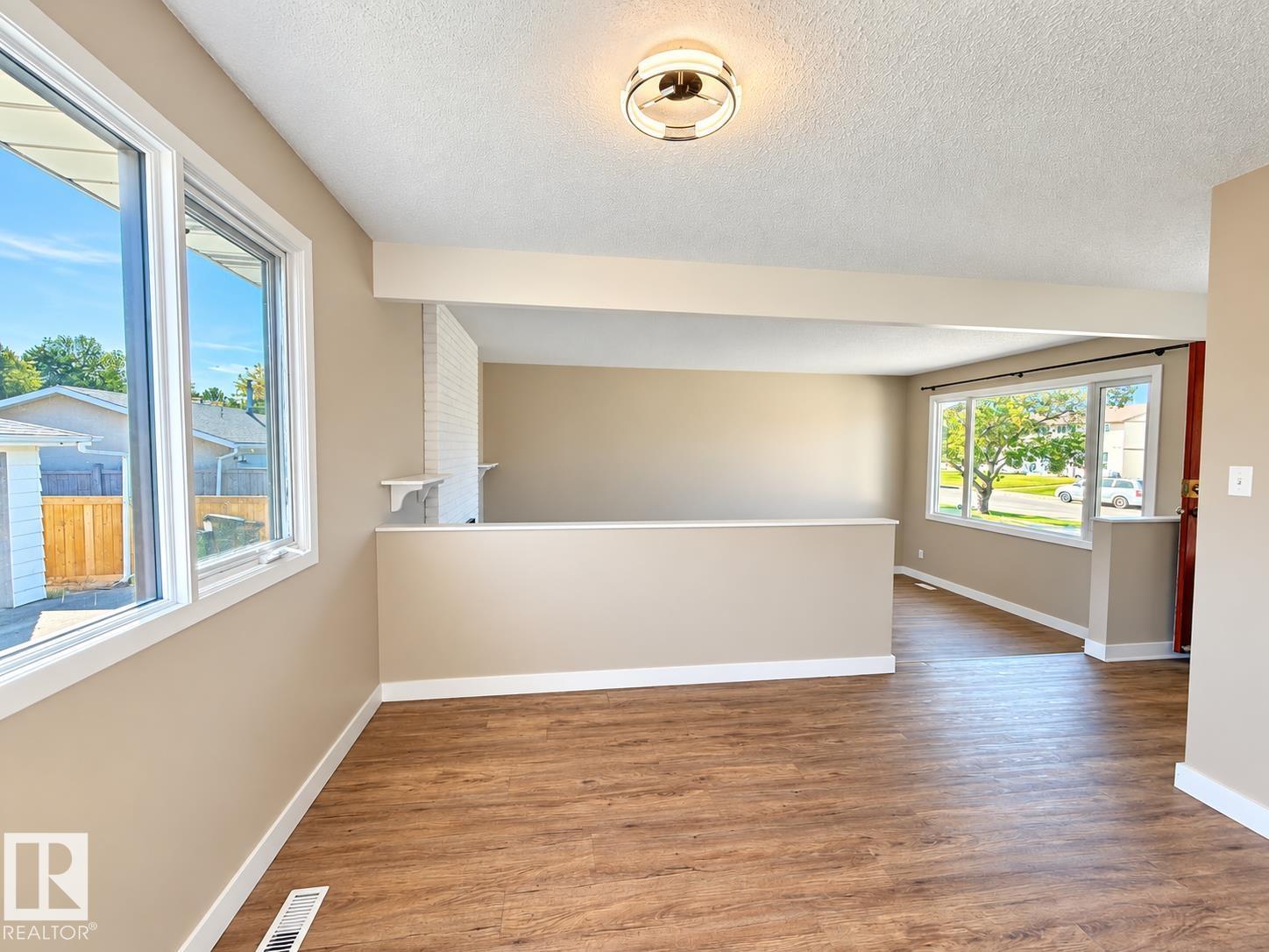 10439 36A Ave NW photo 5
