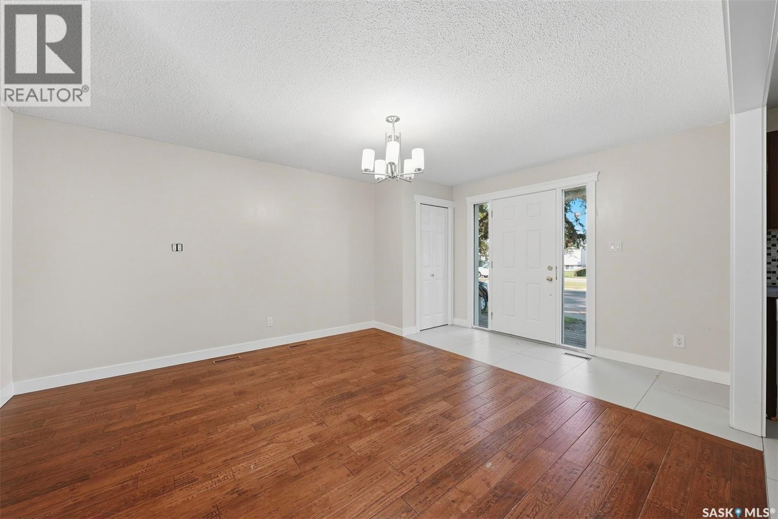 3817 Diefenbaker Drive, Saskatoon, Saskatchewan  S7L 5C6 - Photo 4 - SK049274