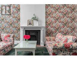 382 BATHURST STREET, Toronto, Ontario