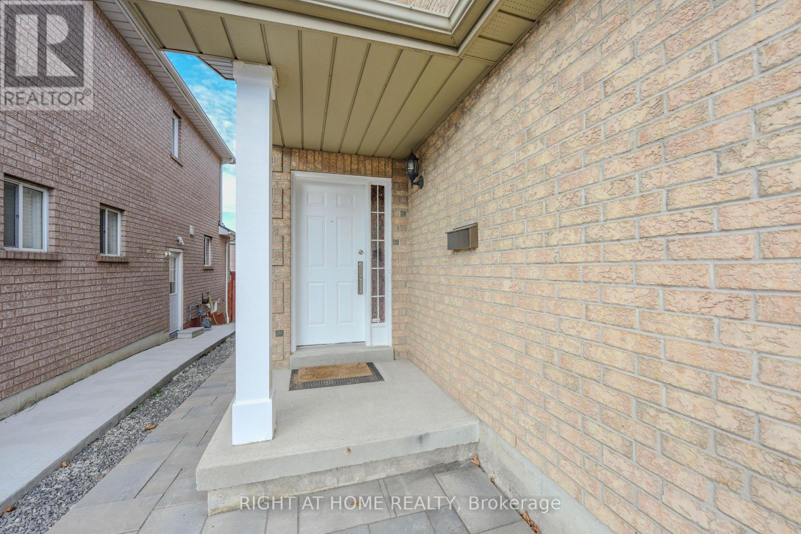 903 Blyleven Boulevard, Mississauga, Ontario  L5V 2J3 - Photo 3 - W13821080