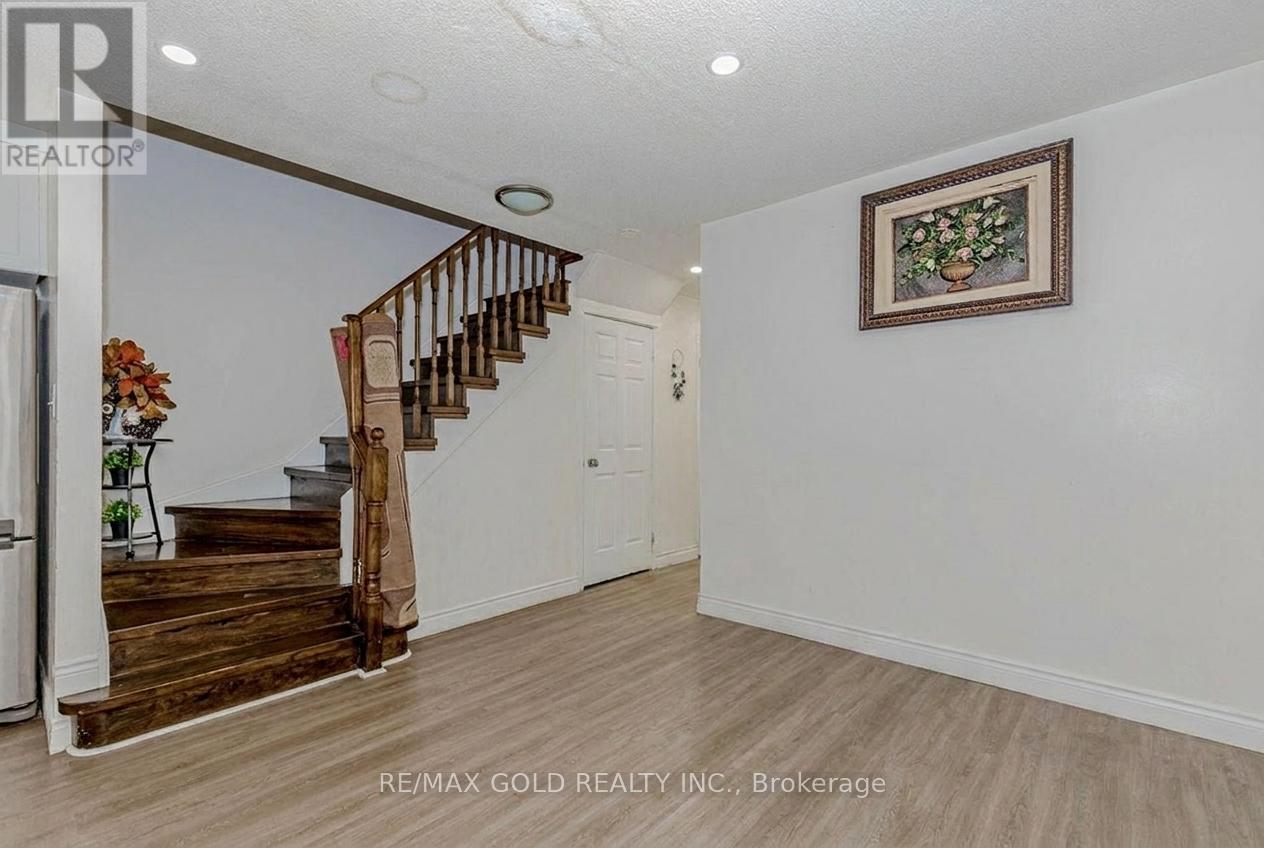 35 Ridgefield Court, Brampton, Ontario  L6P 1B4 - Photo 6 - W13821172