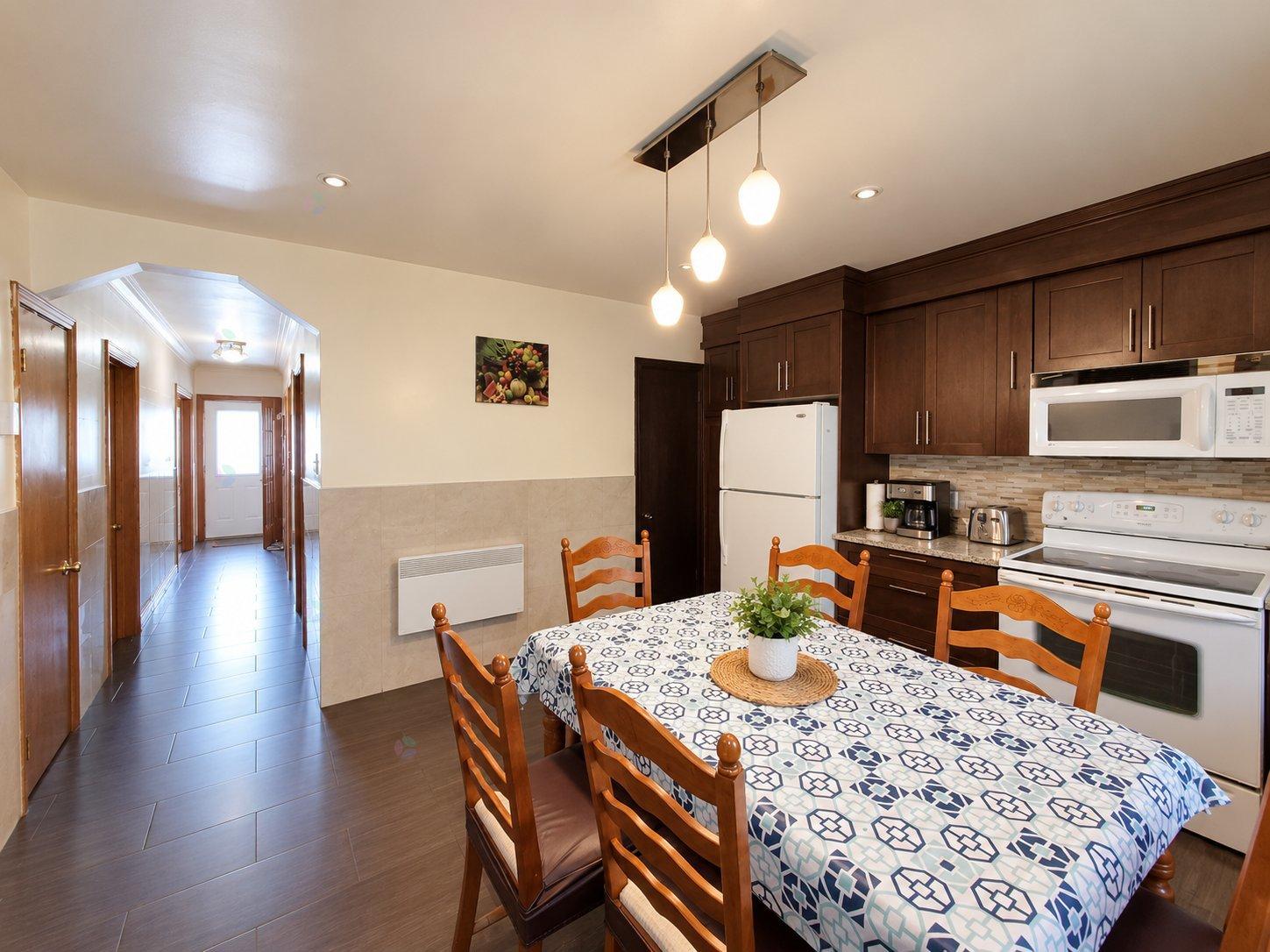 7235-7241 15e Avenue Montréal (Villeray/Saint-Michel/Parc-Extension) Quebec Canada H2A2V1 5