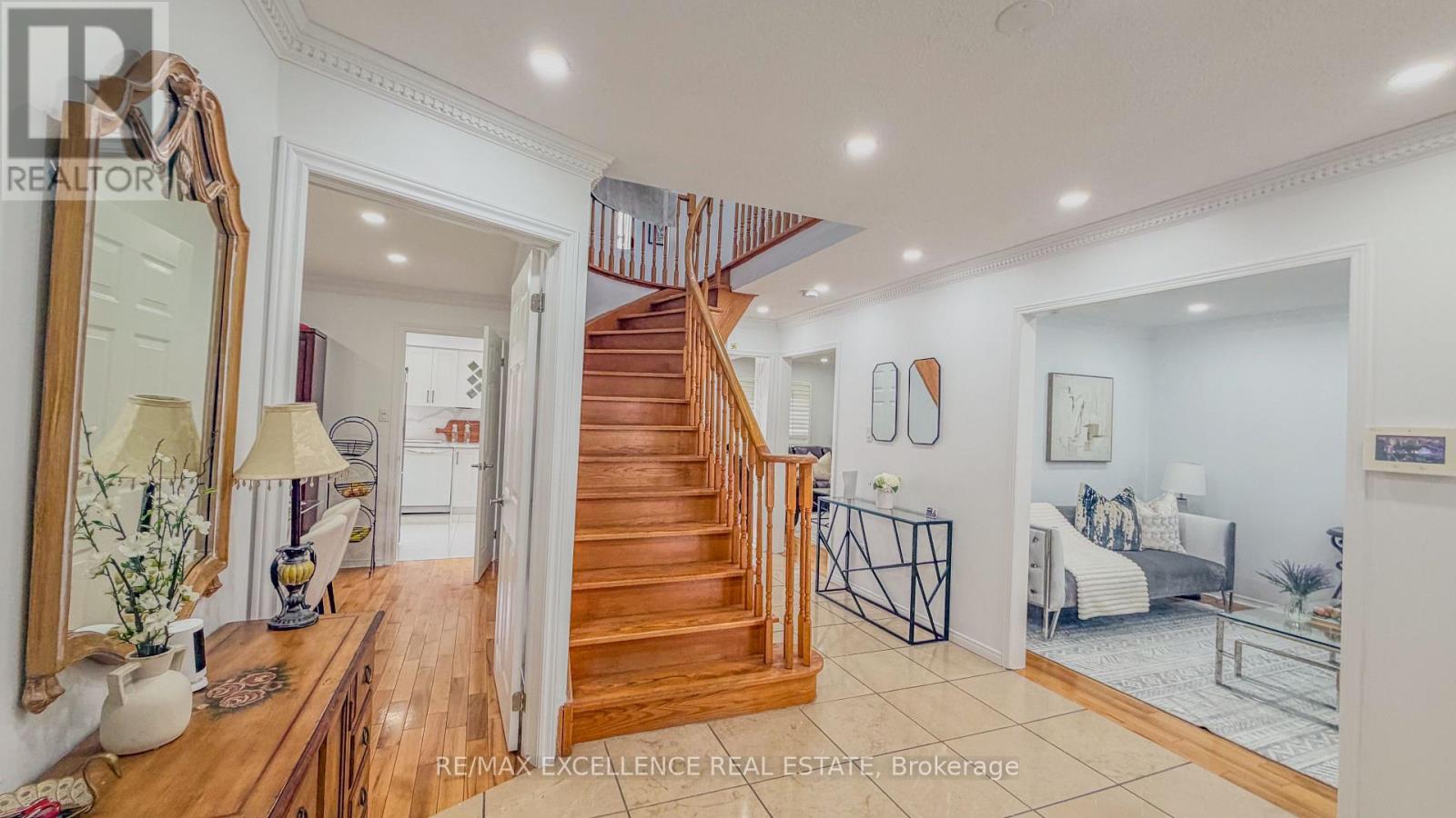 303 Hickory Circle, Oakville, Ontario  L6H 4V3 - Photo 5 - W13821208