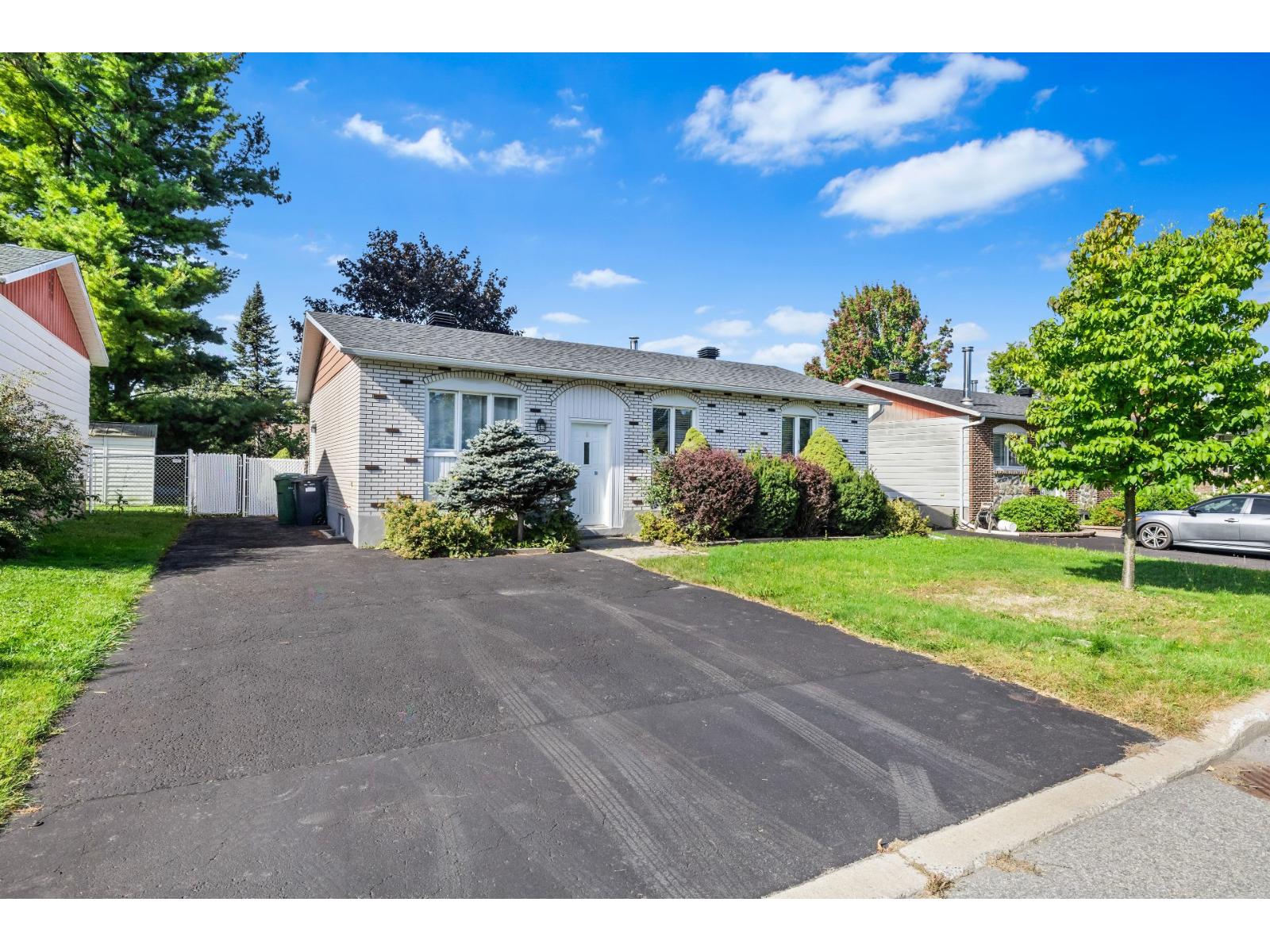 4572 Rue Dugas Montréal (Pierrefonds-Roxboro) Quebec Canada H9J2B3