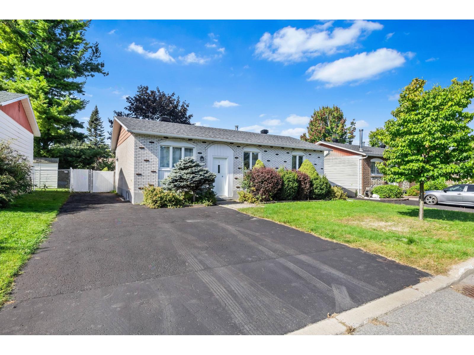 4572 Rue Dugas Montréal (Pierrefonds-Roxboro) Quebec Canada H9J2B3 2