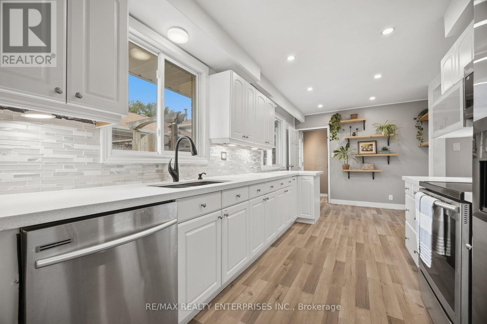 1310 REDBANK CRESCENT Oakville (CP College Park) Ontario Canada L6H1Y5 2