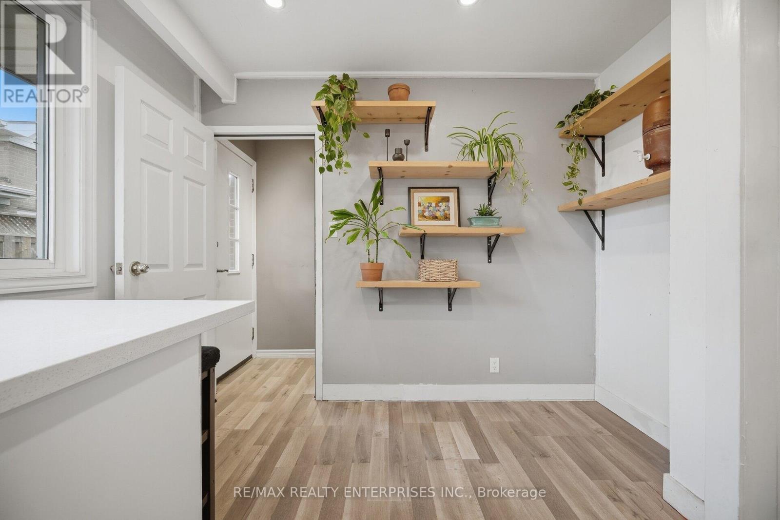 1310 REDBANK CRESCENT Oakville (CP College Park) Ontario Canada L6H1Y5 3