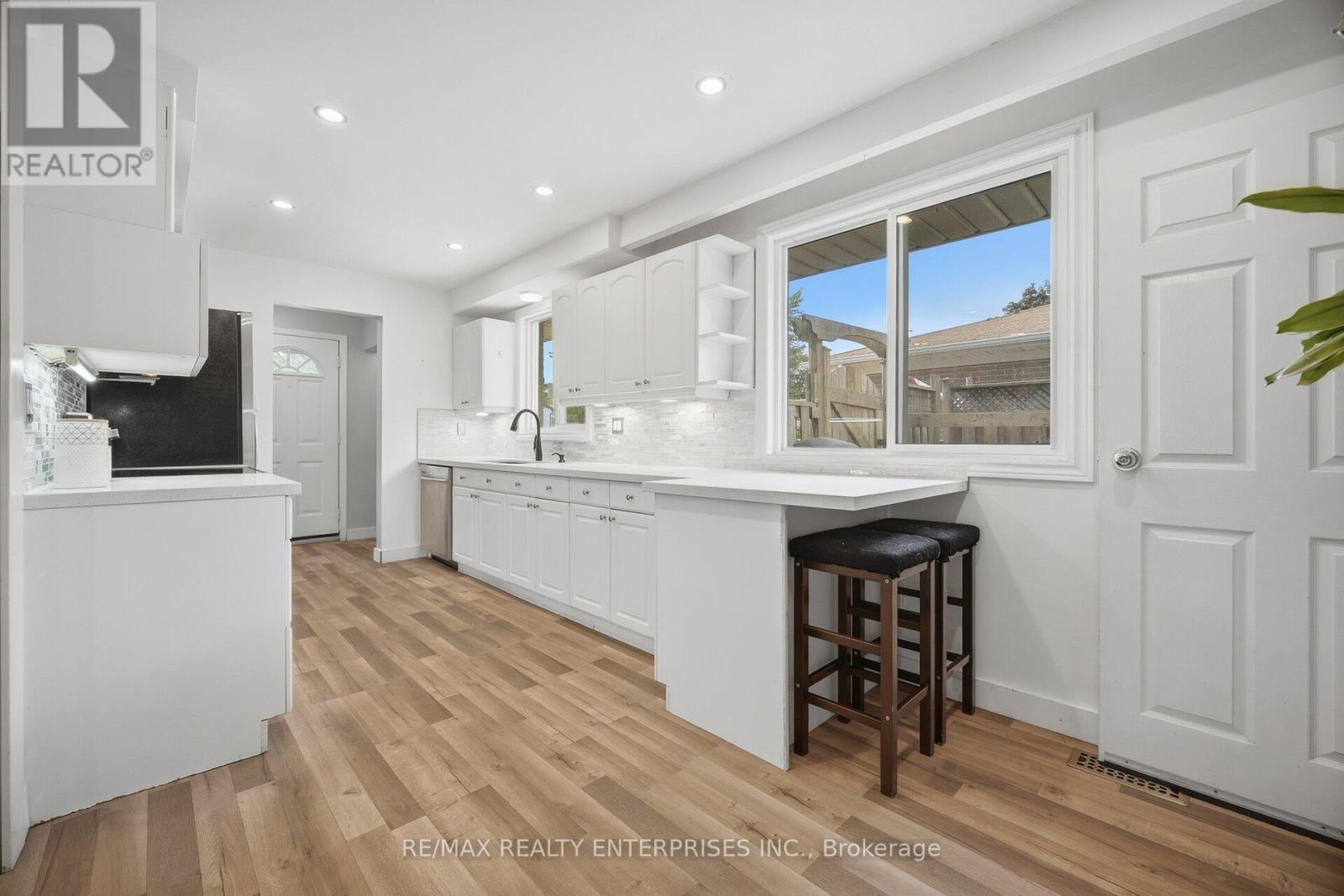 1310 REDBANK CRESCENT Oakville (CP College Park) Ontario Canada L6H1Y5 4