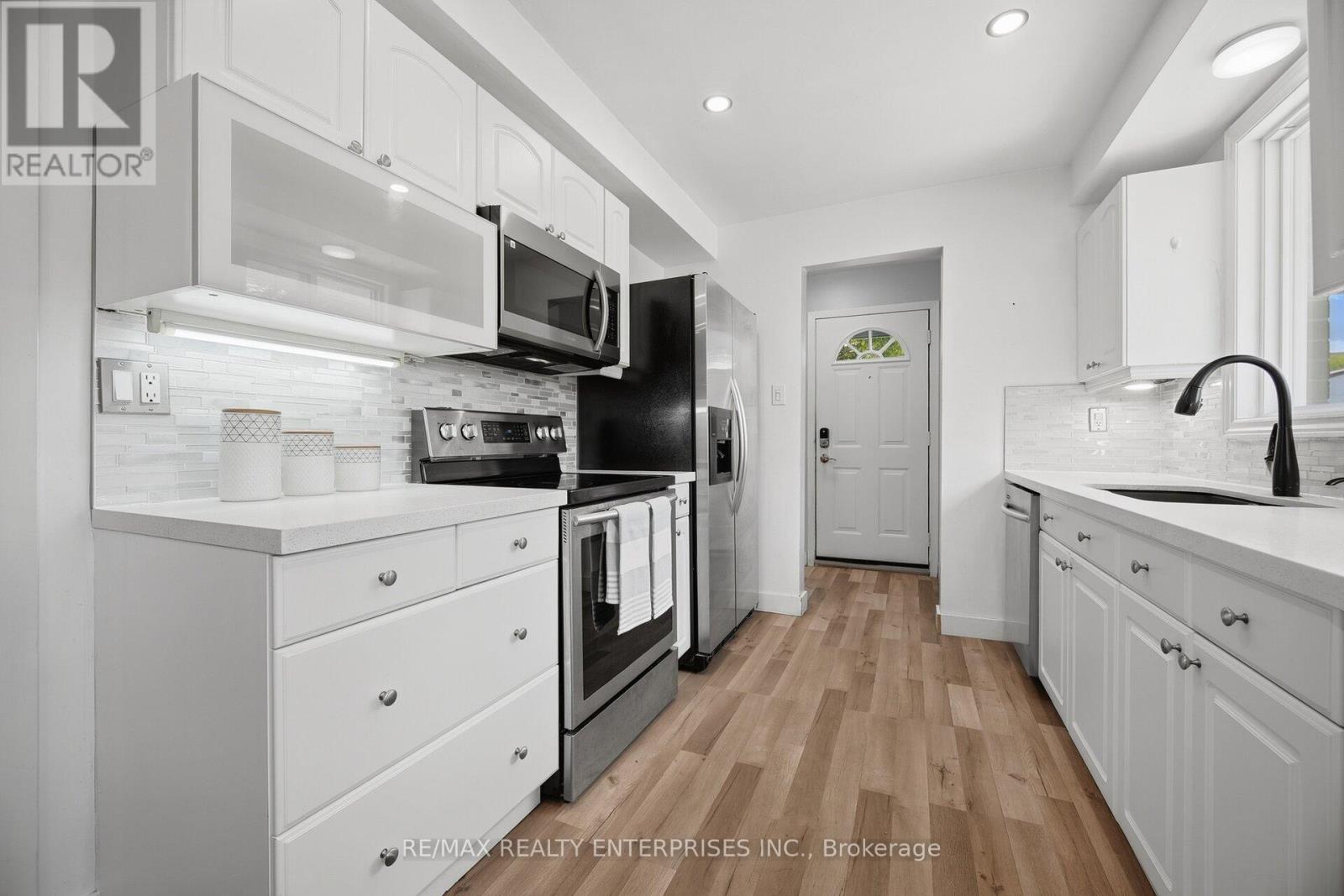1310 REDBANK CRESCENT Oakville (CP College Park) Ontario Canada L6H1Y5 5