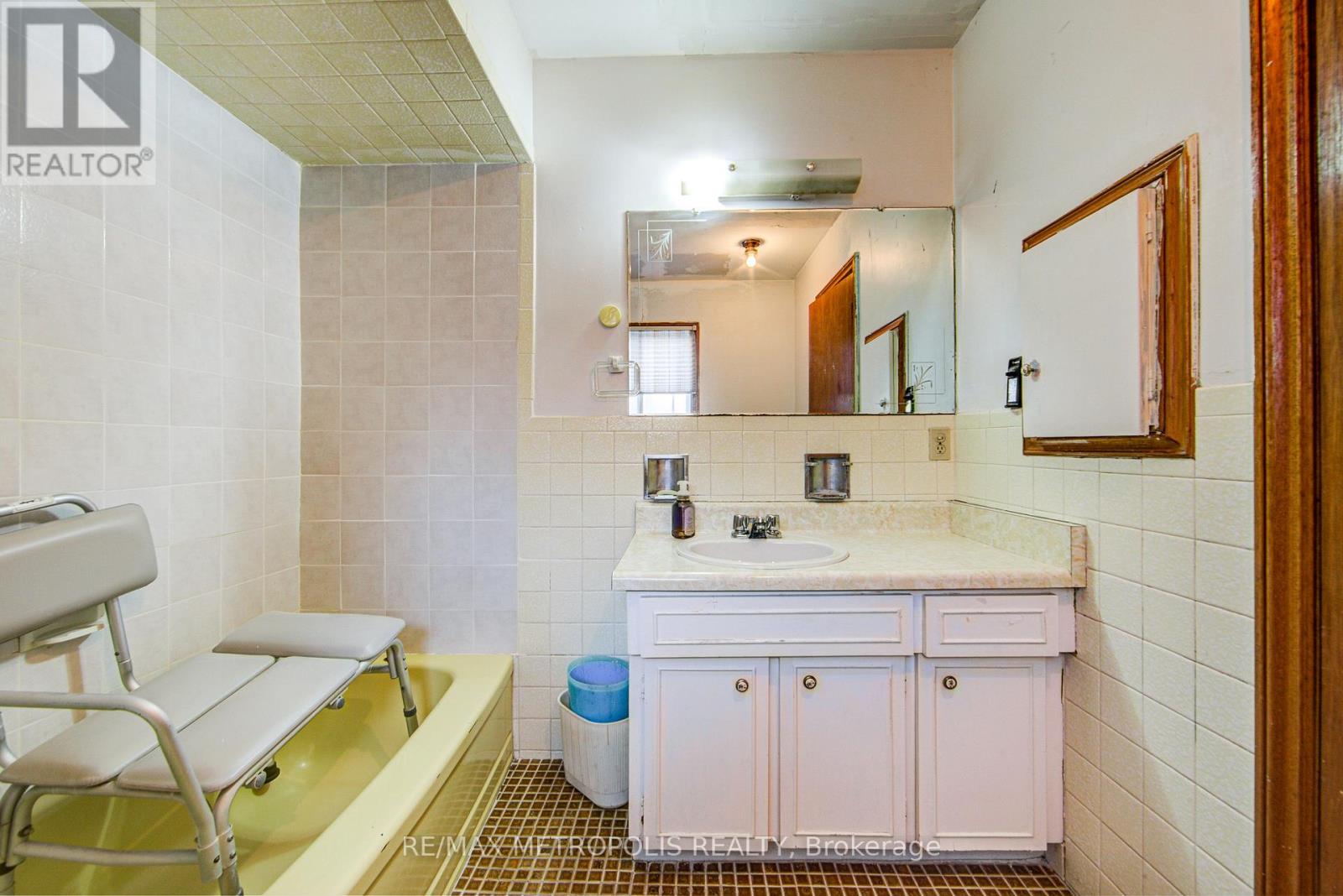110 Stevenson Road, Toronto, Ontario  M9V 2B5 - Photo 15 - W13821318