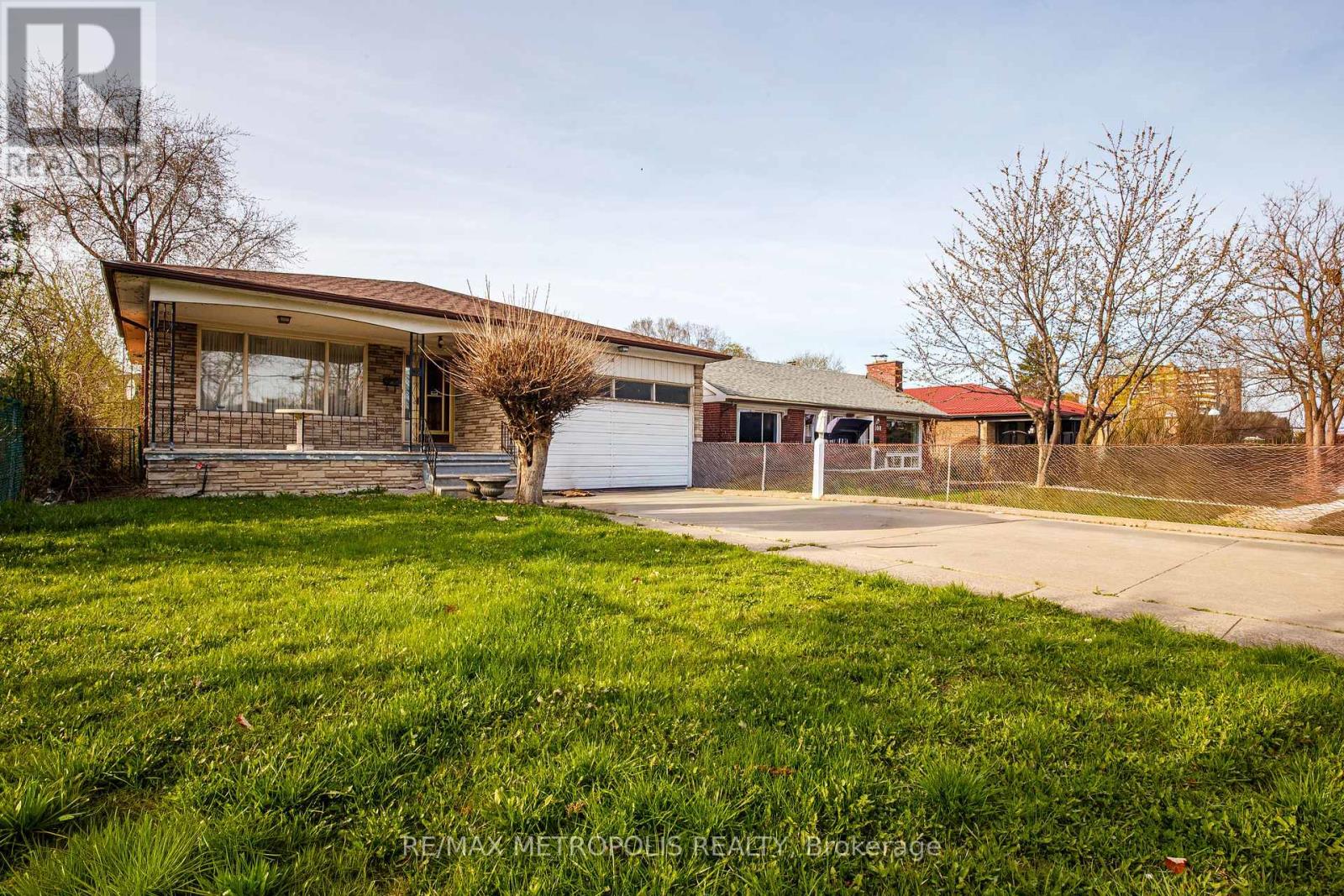 110 Stevenson Road, Toronto, Ontario  M9V 2B5 - Photo 2 - W13821318