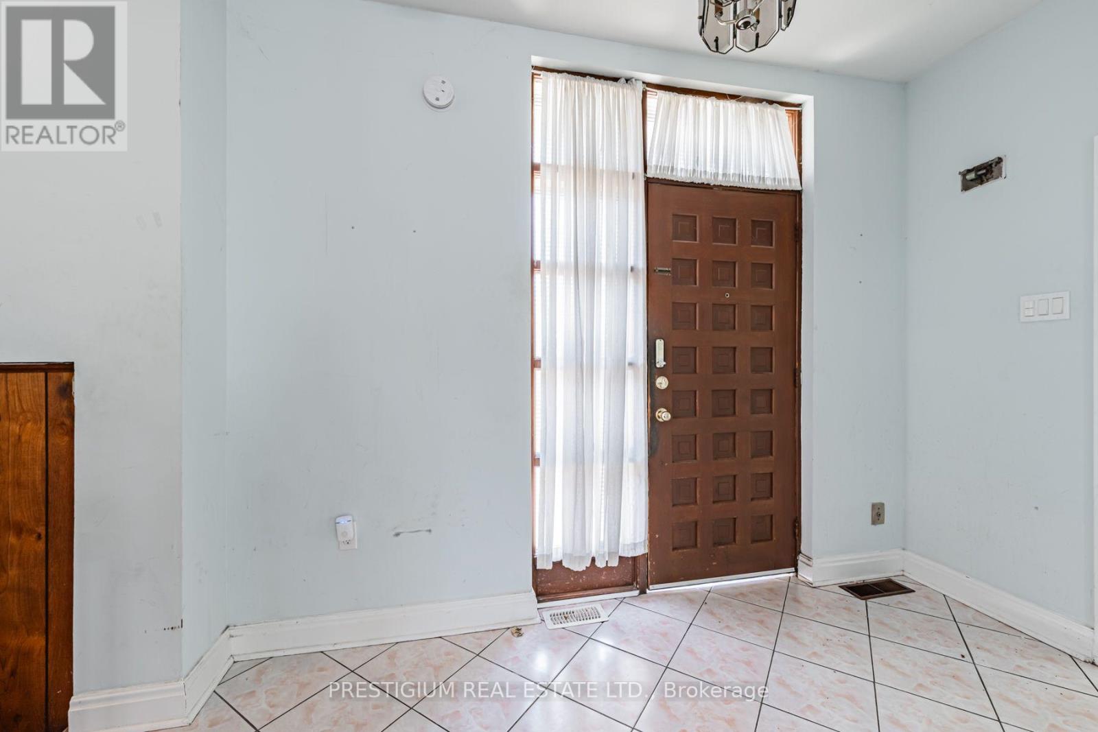 75 Stormont Avenue, Toronto, Ontario  M5N 2C3 - Photo 5 - C13820926
