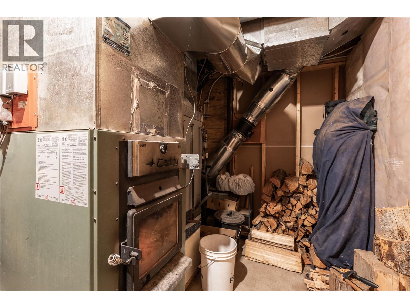 Wood Burning Furnace/Electric, House is toasty when running on wood!