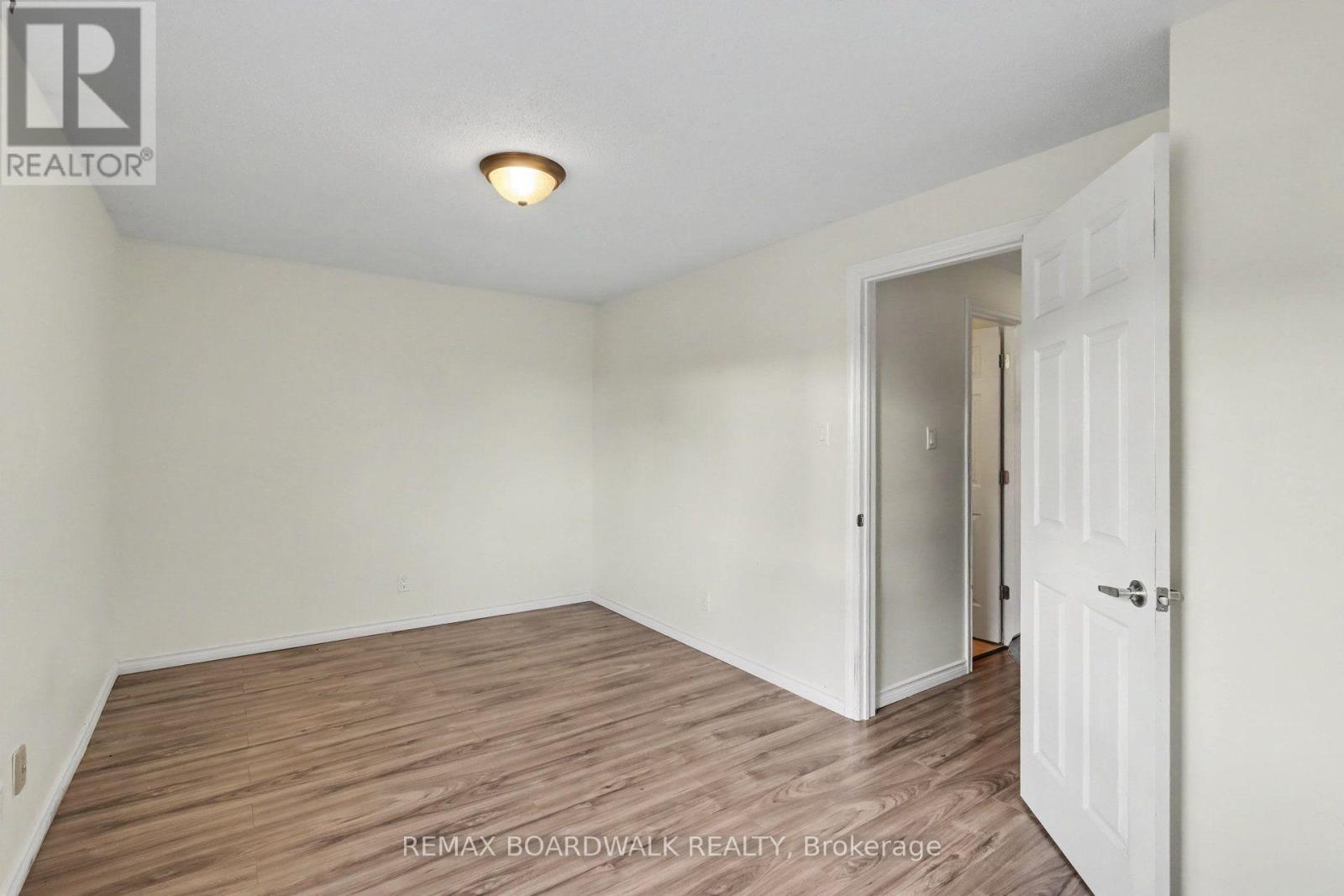 912 B Elmsmere Drive, Ottawa, Ontario  K1J 7T6 - Photo 12 - X13821470