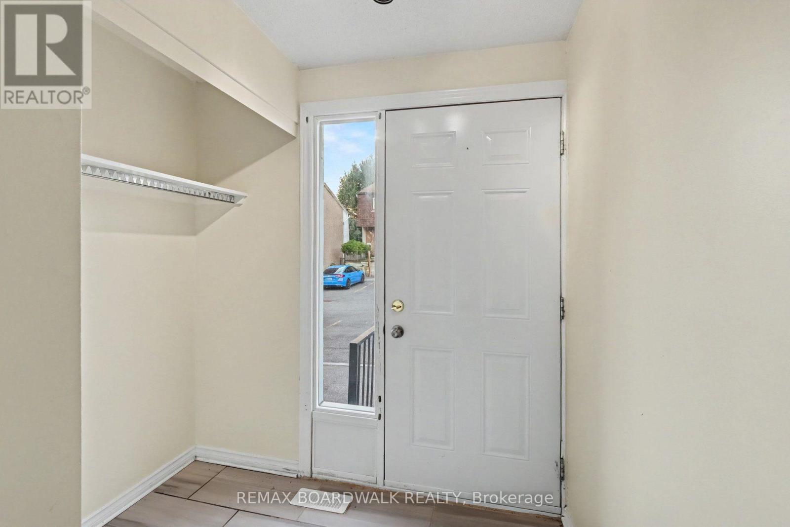 912 B Elmsmere Drive, Ottawa, Ontario  K1J 7T6 - Photo 2 - X13821470