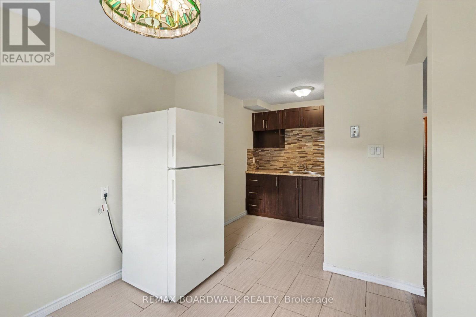 912 B Elmsmere Drive, Ottawa, Ontario  K1J 7T6 - Photo 4 - X13821470