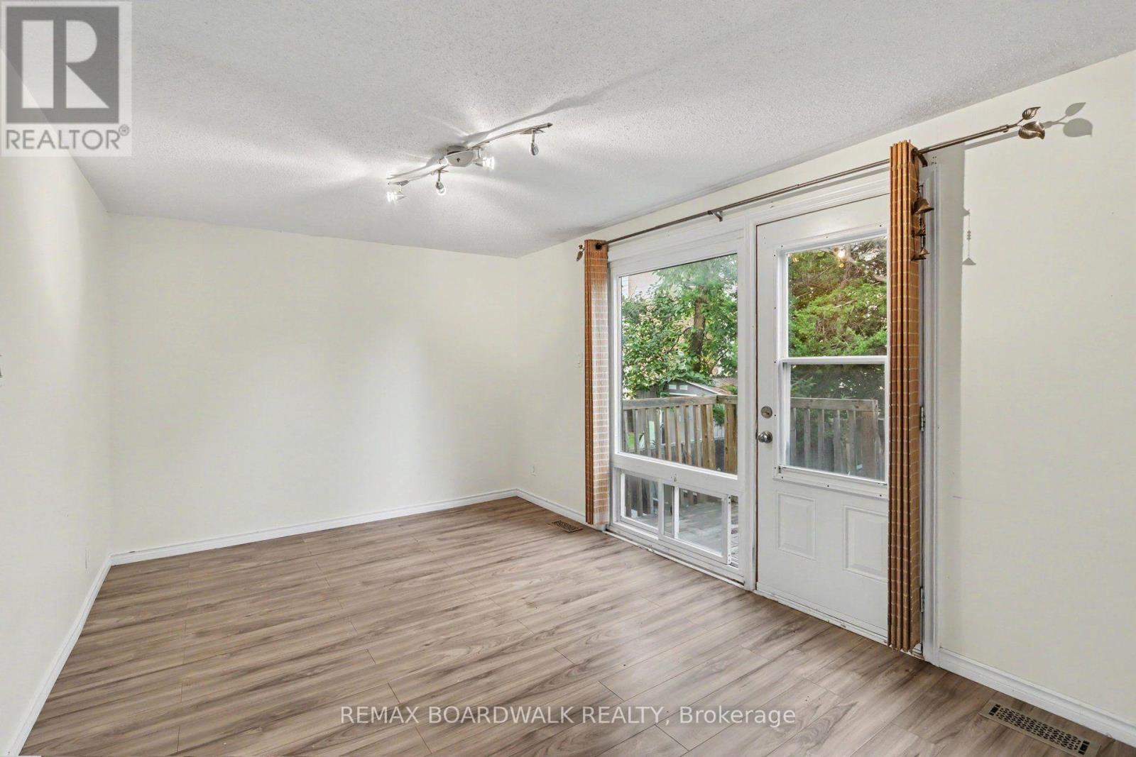 912 B Elmsmere Drive, Ottawa, Ontario  K1J 7T6 - Photo 5 - X13821470