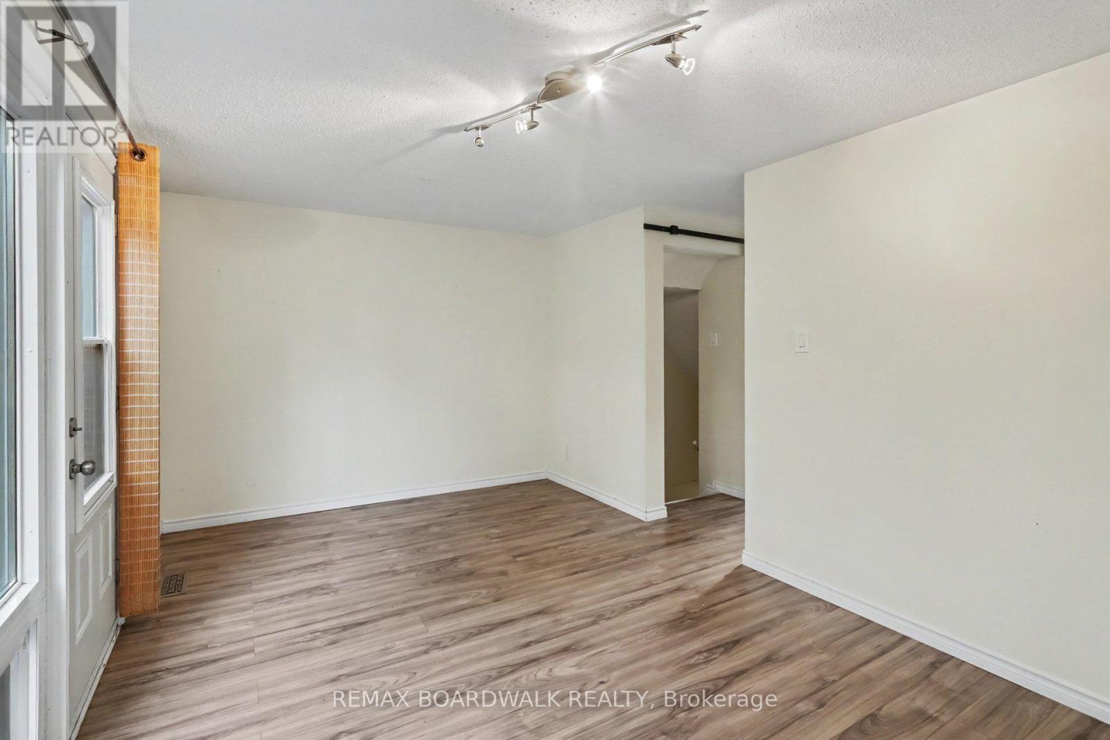 912 B Elmsmere Drive, Ottawa, Ontario  K1J 7T6 - Photo 6 - X13821470
