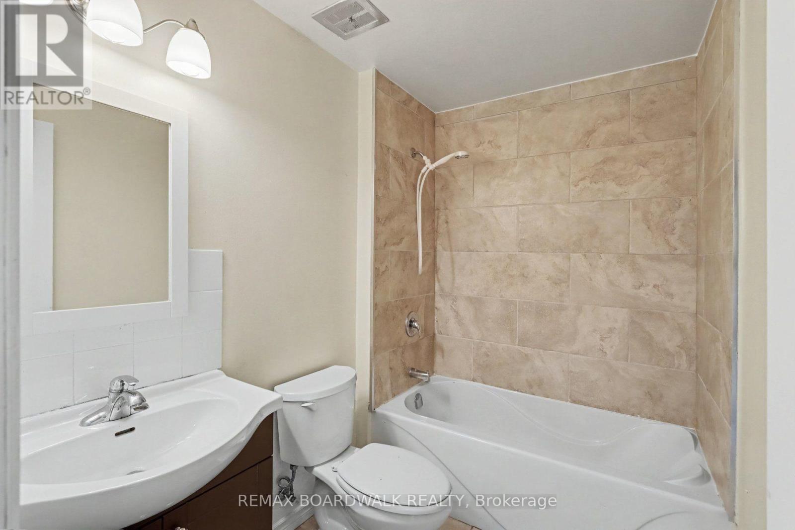 912 B Elmsmere Drive, Ottawa, Ontario  K1J 7T6 - Photo 7 - X13821470