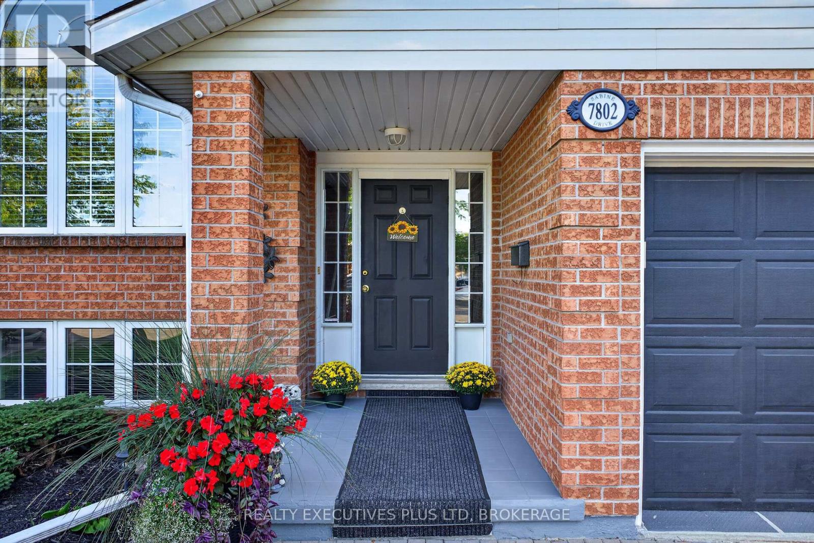 7802 Sabine Drive, Niagara Falls (Ascot), Ontario L2H 3E4 - Photo 2 - X13821444