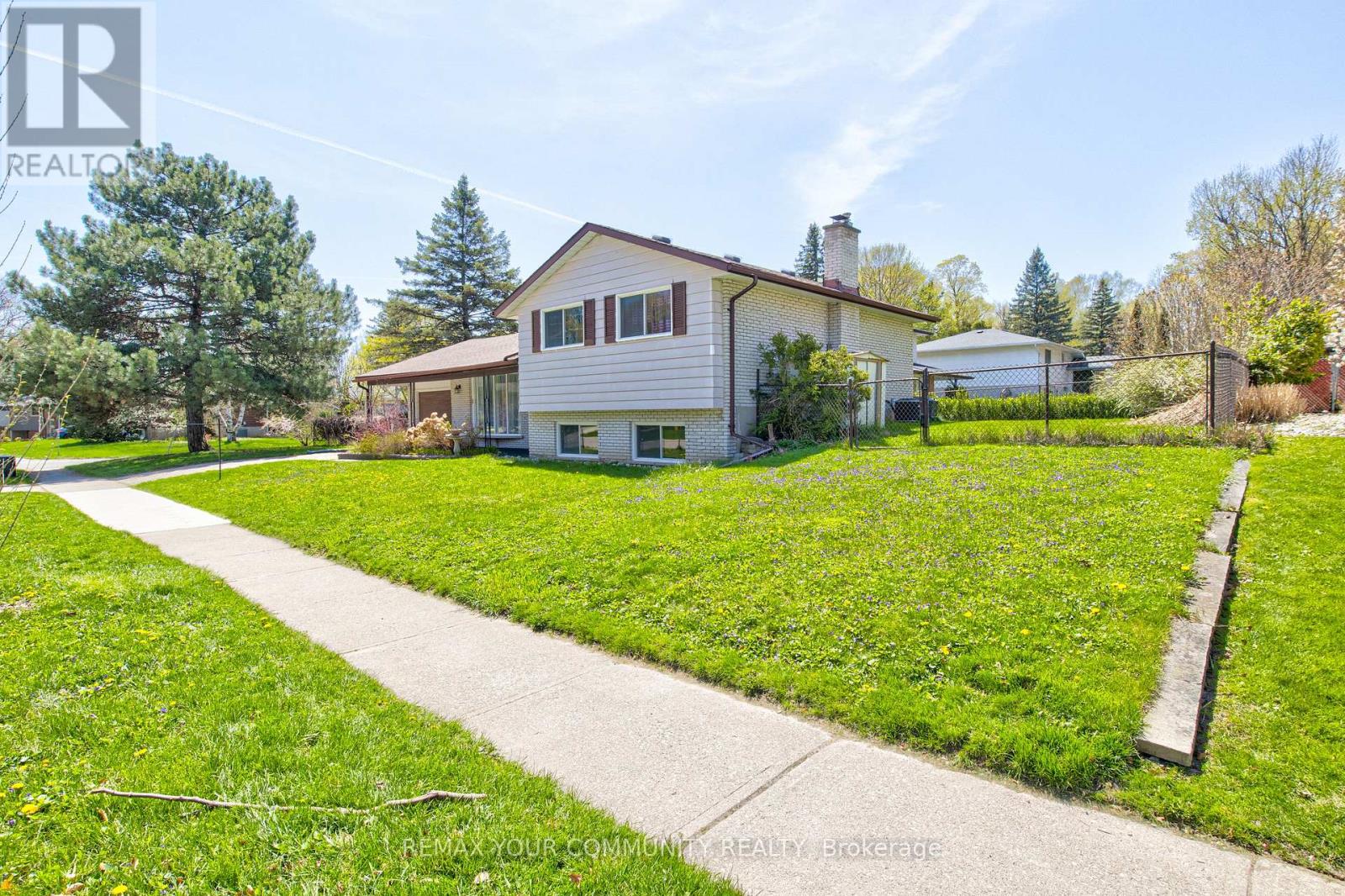 557 Glen Manor Boulevard, Waterloo, Ontario  N2L 4T7 - Photo 2 - X13821532