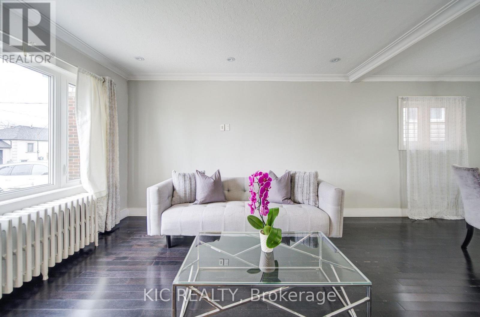 35 Montcalm Avenue Nw, Toronto, Ontario  M6E 4N5 - Photo 5 - W13817060