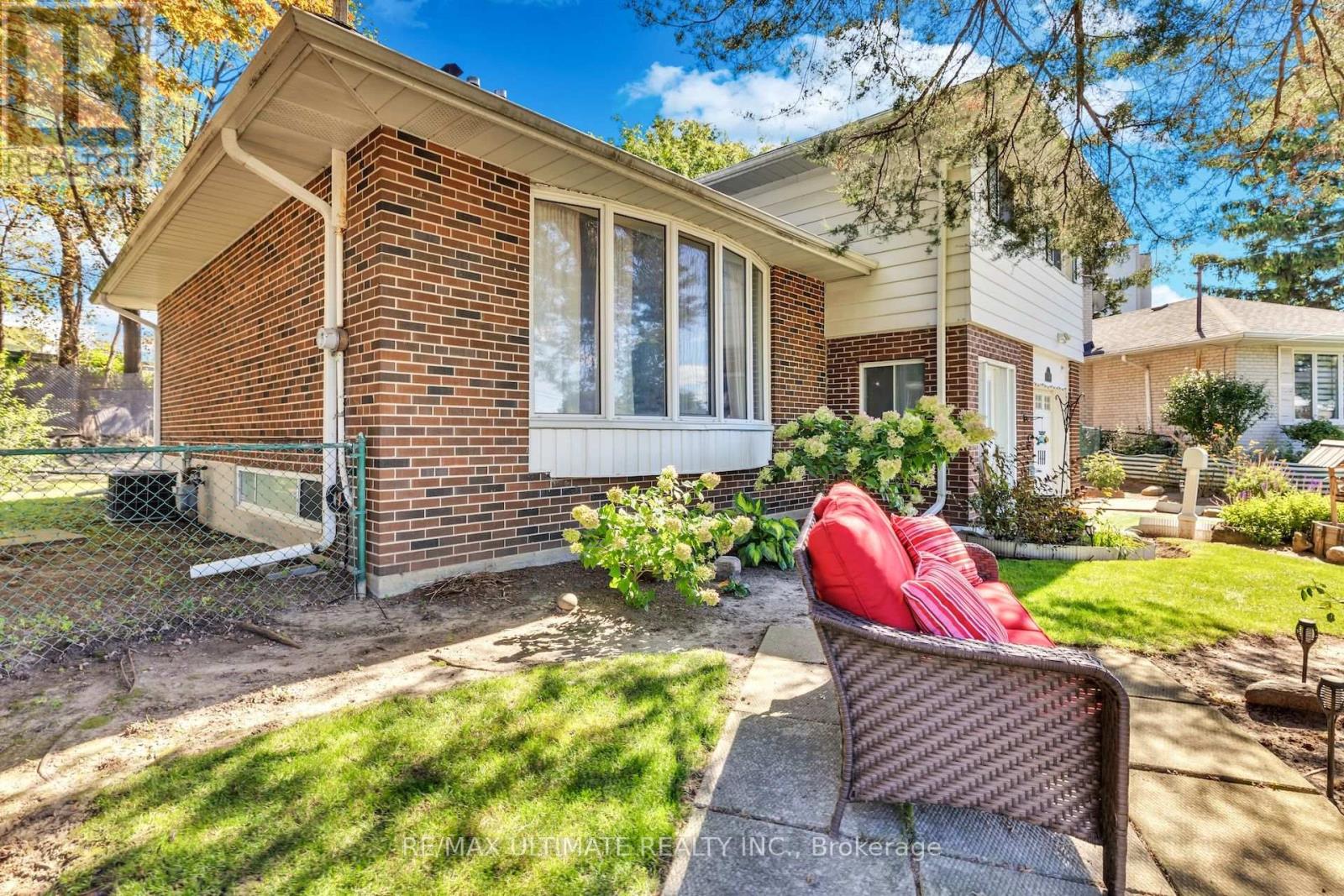 12 Petal Court, Toronto, Ontario  M4A 1V8 - Photo 5 - C13821676