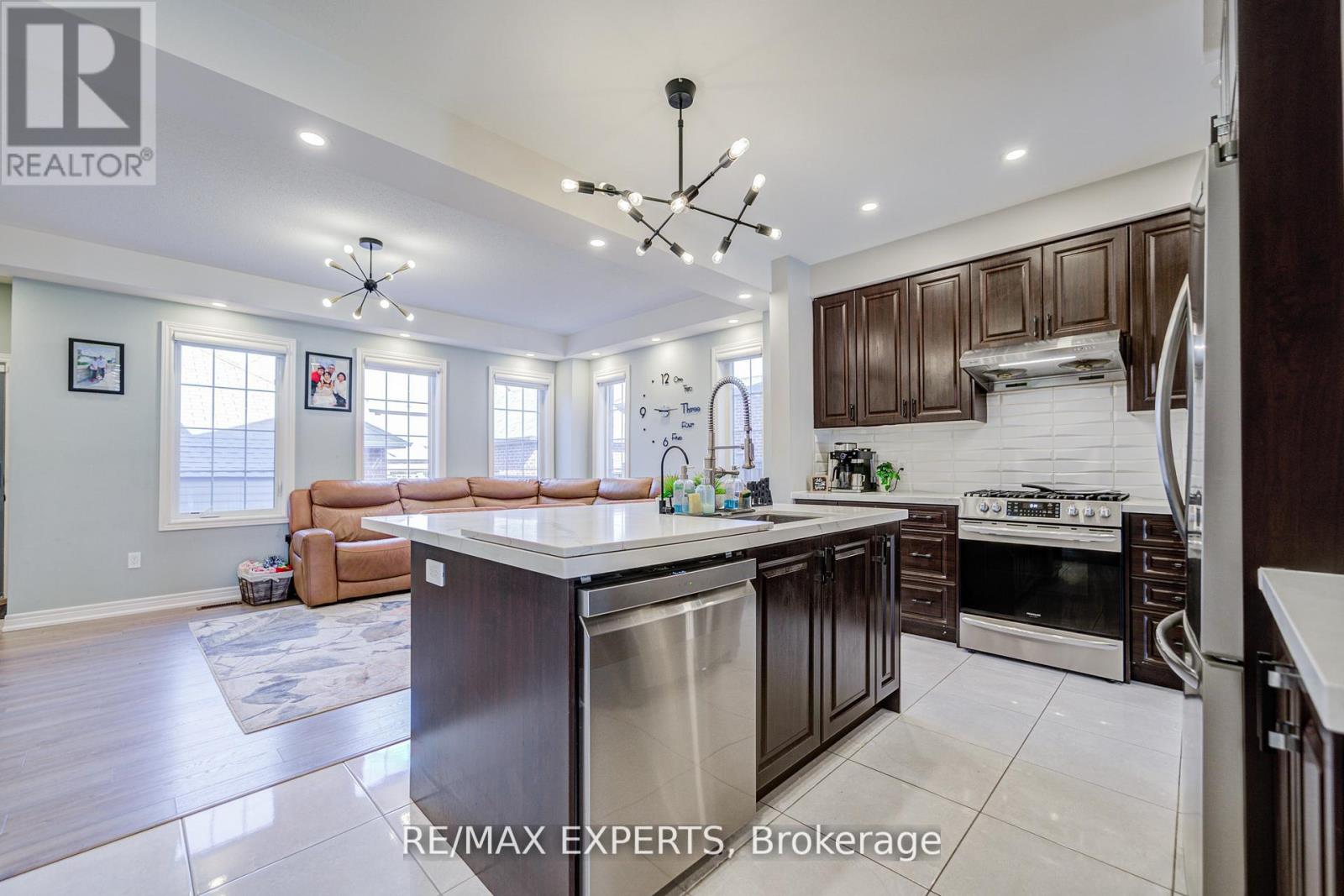 32 Walter Proctor Road, East Gwillimbury, Ontario  L9N 0P1 - Photo 12 - N13821660