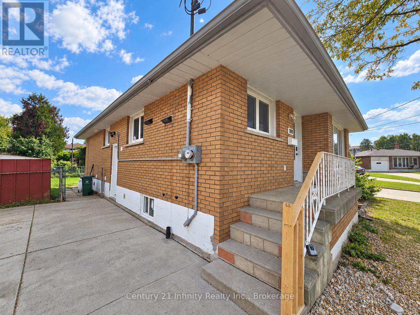 2 - 109 PURDY CRESCENT