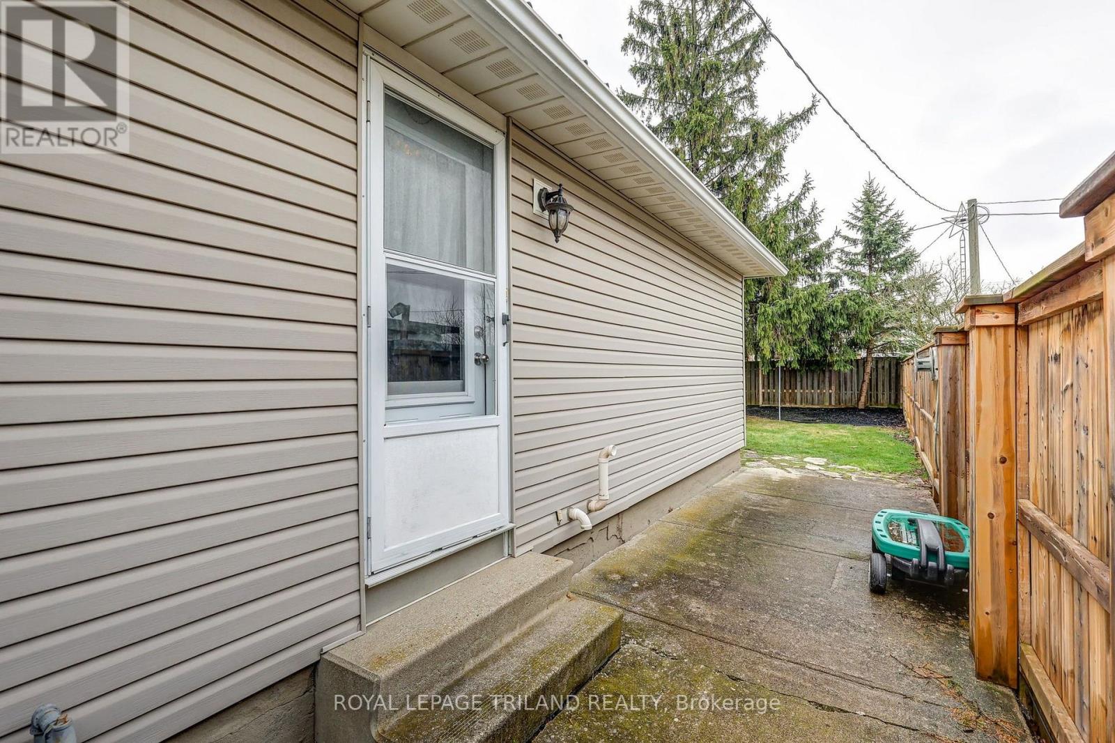 58 Vanbuskirk Drive, St. Thomas, Ontario  N5R 4Z2 - Photo 2 - X13820430