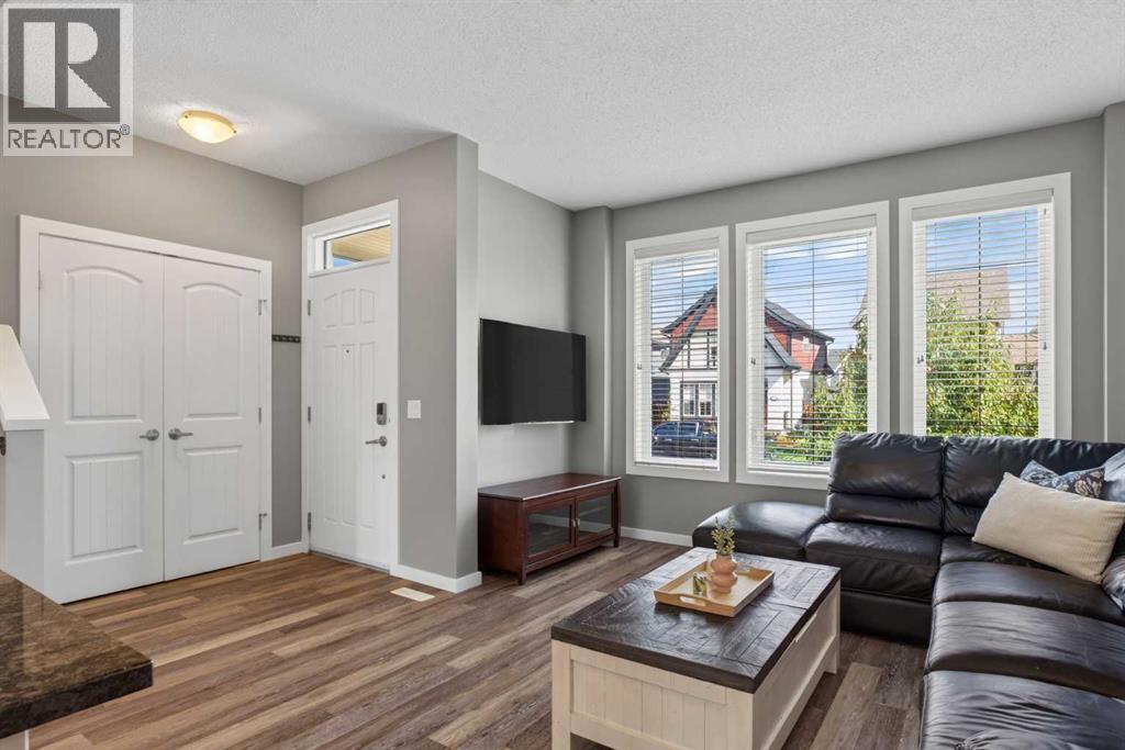 287 Mahogany Heights SE photo 2