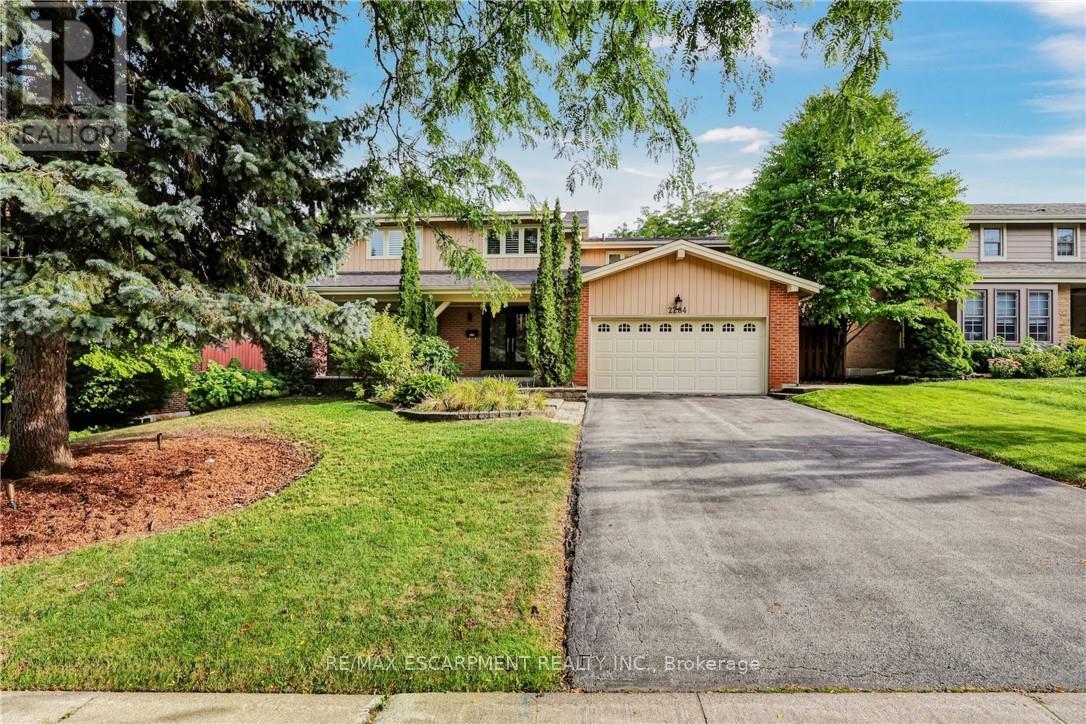 2284 Mansfield Drive, Burlington, Ontario  L7P 3J4 - Photo 2 - W13821710