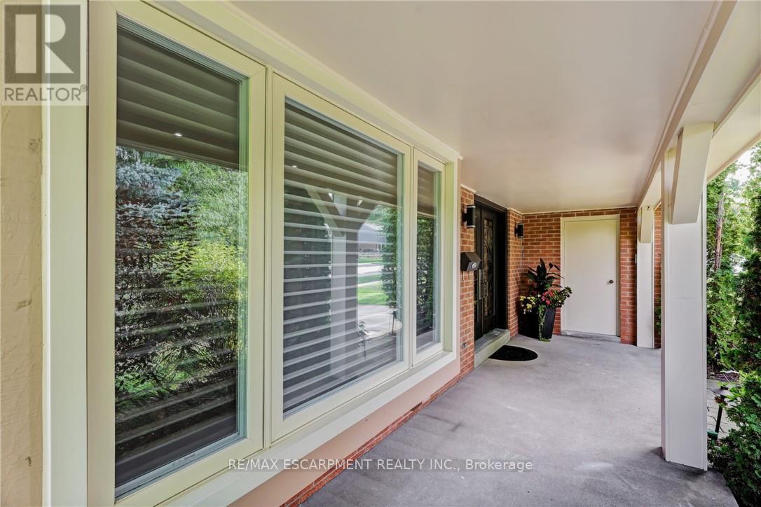 2284 Mansfield Drive, Burlington, Ontario  L7P 3J4 - Photo 3 - W13821710