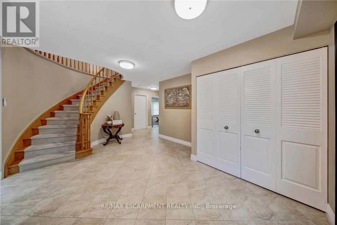 2284 Mansfield Drive, Burlington, Ontario  L7P 3J4 - Photo 6 - W13821710