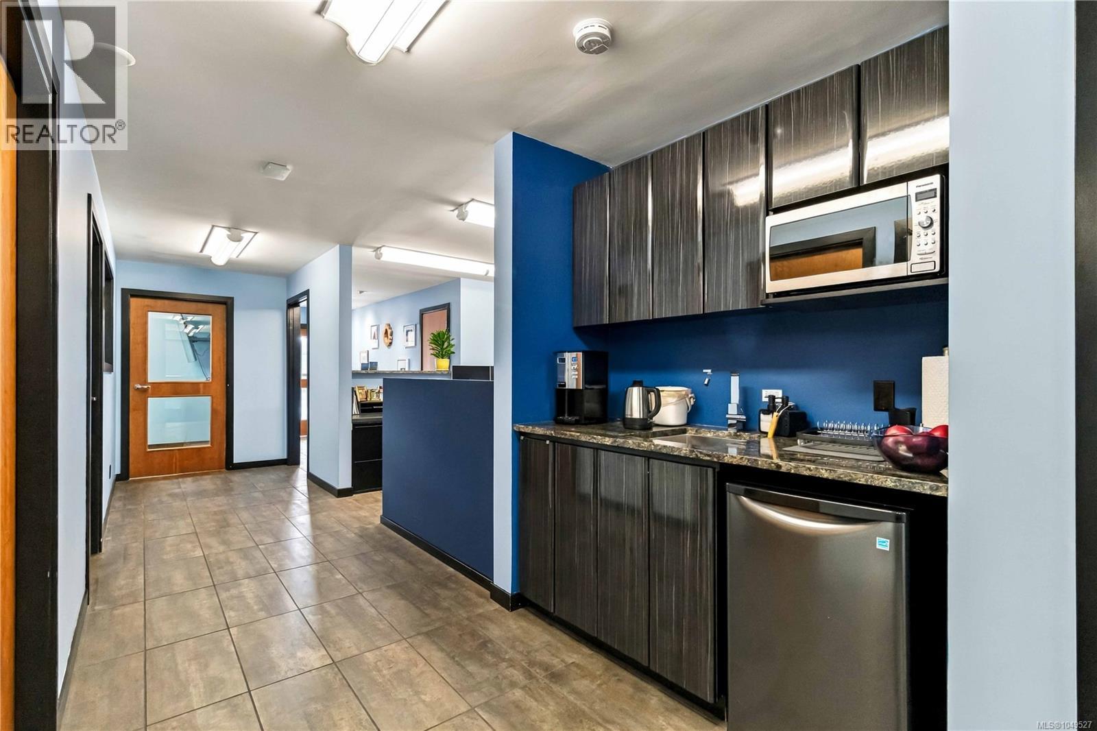 120 4252 commerce Cir photo 3